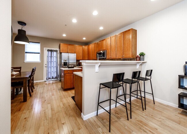 Building Photo - Fully Furnished Downtown 2 Bed, 4 Bath Executive Townhouse