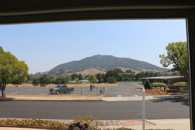 Building Photo - 2000 sq feet 5 bed 3 bath home close to Poly!!