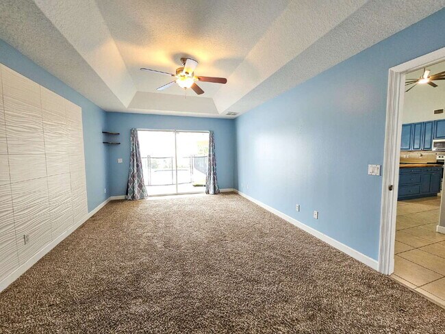 Building Photo - Waterfront Pool Home in Desirable Sunset Lakes
