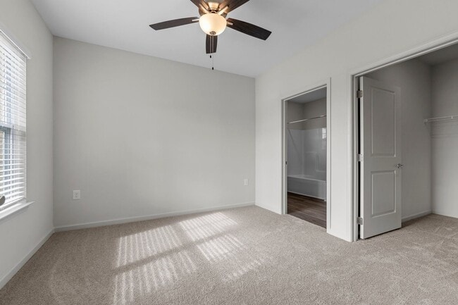 Building Photo - The Groves at 421 *Move In Special*