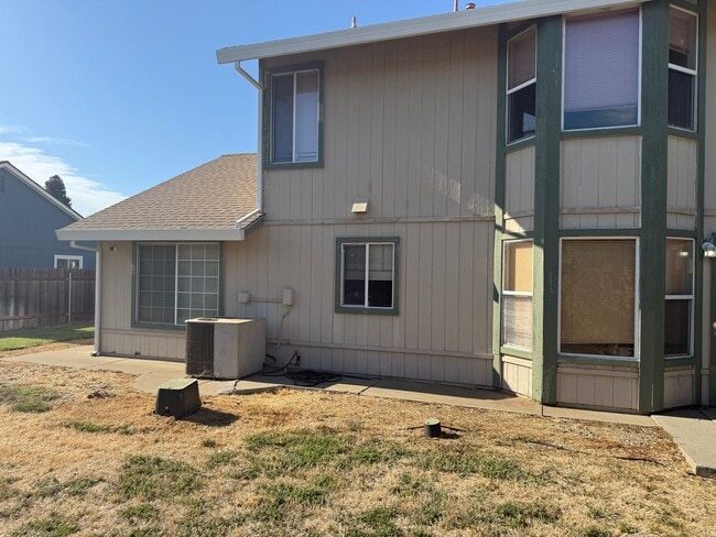 Building Photo - 4 BD 2 BATH HOME IN A GREAT NEIGHBORHOOD