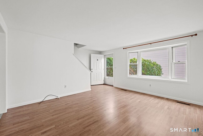 Building Photo - 8 Allspice Ln