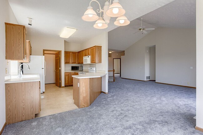 Building Photo - Spacious 3 Bedroom Gem In Southwest Omaha!!