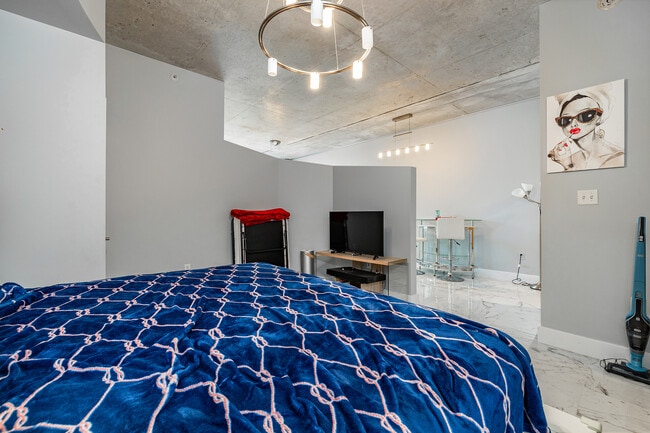 Building Photo - 777 N Ashley Dr