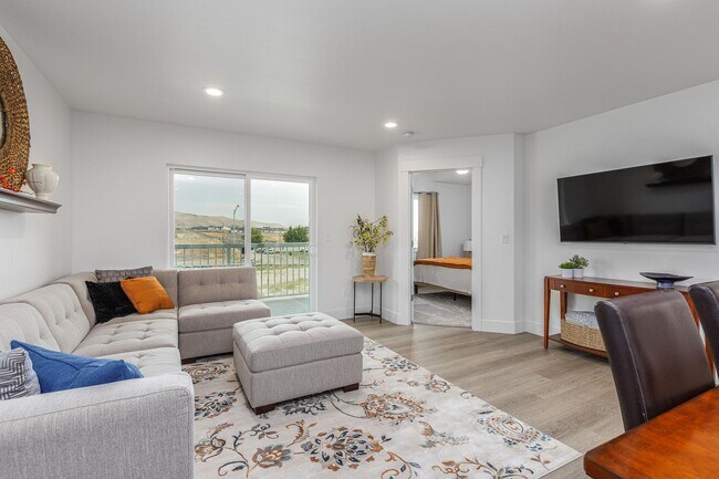 Building Photo - Great West Richland Location