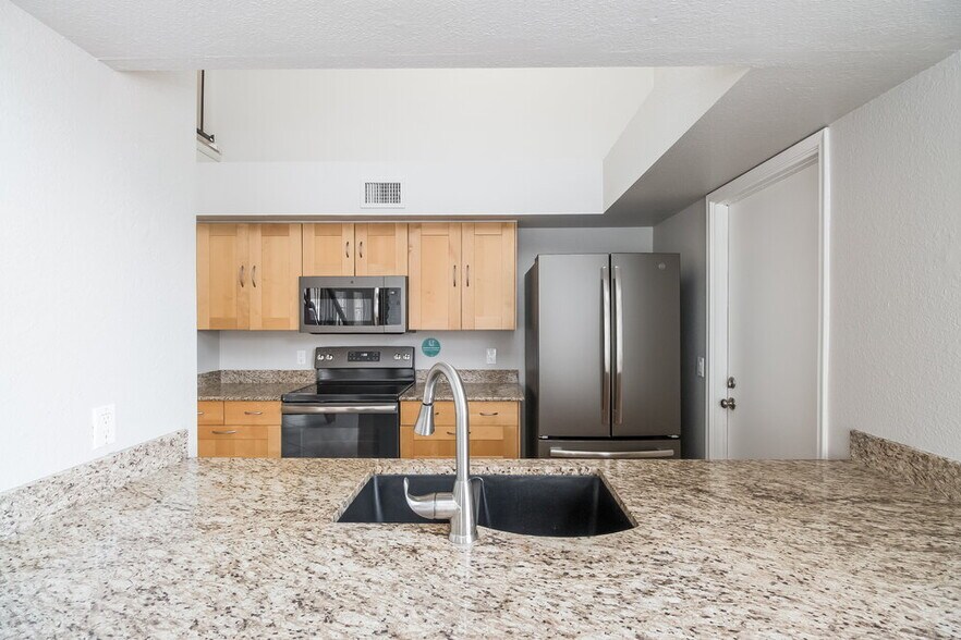 Building Photo - 841 E Manor Dr