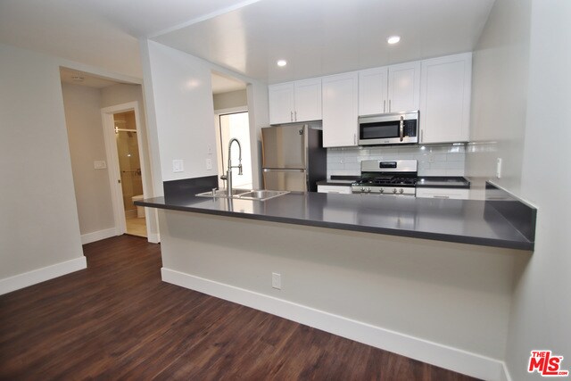 Building Photo - 16550 Vanowen St