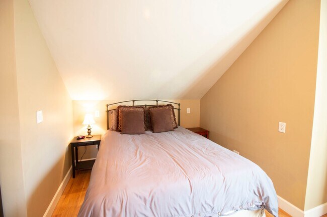 Building Photo - Craftsman Cottage: Furnished Jacksonville ...