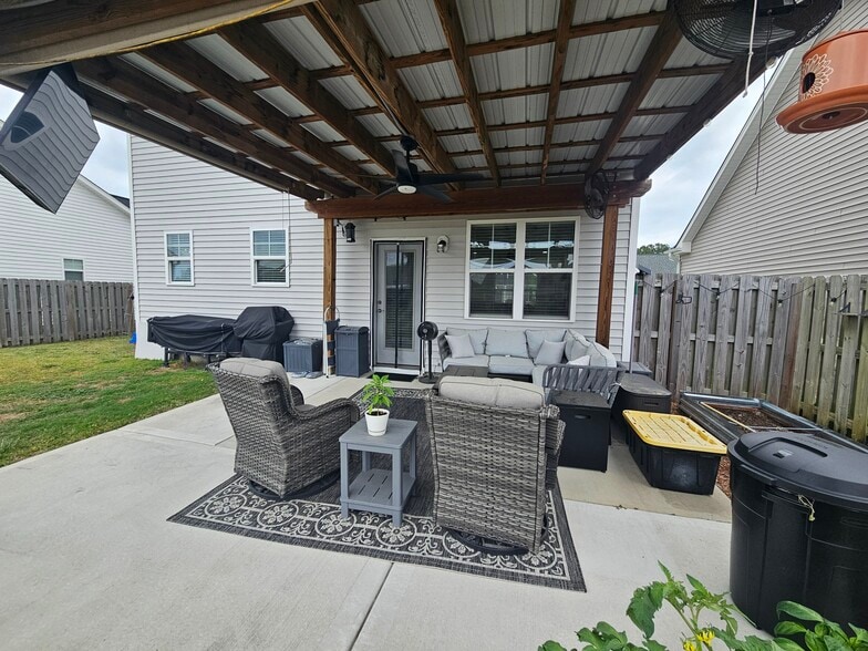 Building Photo - 2123 Blue Bonnet Cir