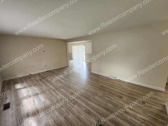 Building Photo - Spacious 3 bedroom 2 bathroom house