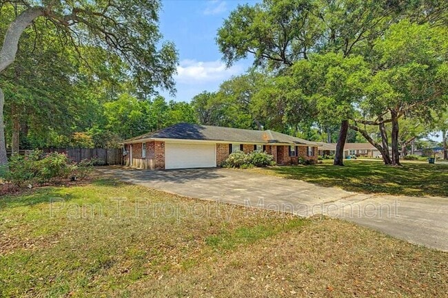 Building Photo - 211 Hillary Rd