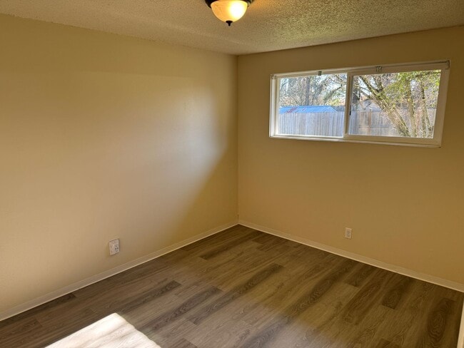 Building Photo - Updated 4 bedroom 1 bathroom house in Eugene!
