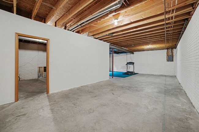 Building Photo - Beautiful 2 Bedroom Duplex Rental with Attached Garage $1700/Month