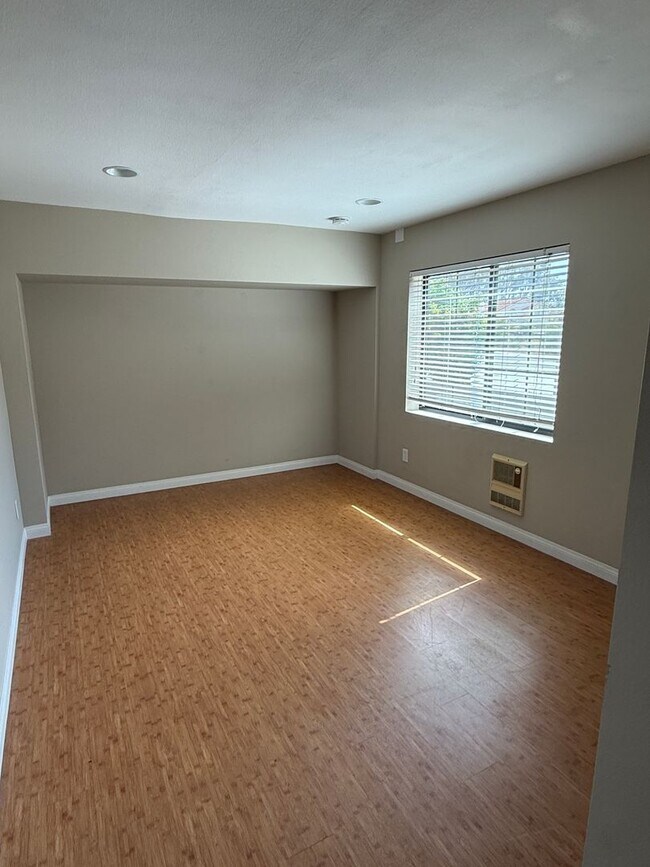Building Photo - Charming 5 bed/3 bath in Carmel Valley