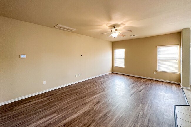 Building Photo - Stunning 5BD, 2 1/2 BTH Home Seconds away from John Kilpatrick Turnpike in YUKON!