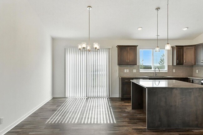 Building Photo - Near Lake Flanagan