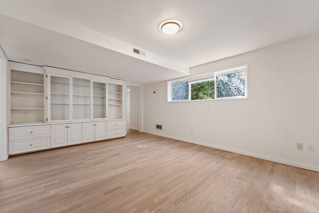 Building Photo - 4-Bedroom Luxury Home for Rent by Portland...