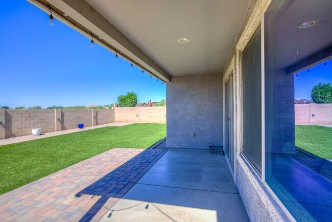 Building Photo - Welcome to this charming 3 bedroom, 2 bath...