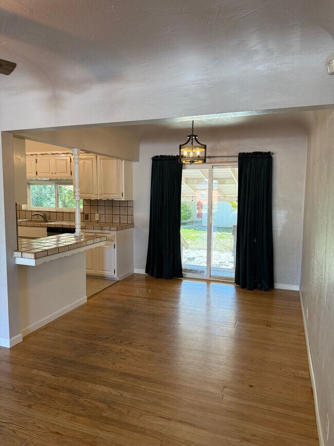 Building Photo - 3-bedroom, 2-bathroom home located in the desirable Garden Tract Subdivision