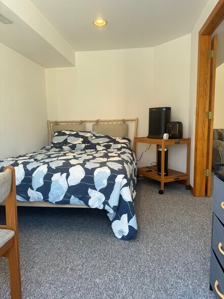 Building Photo - 7S485 Lynn Dr