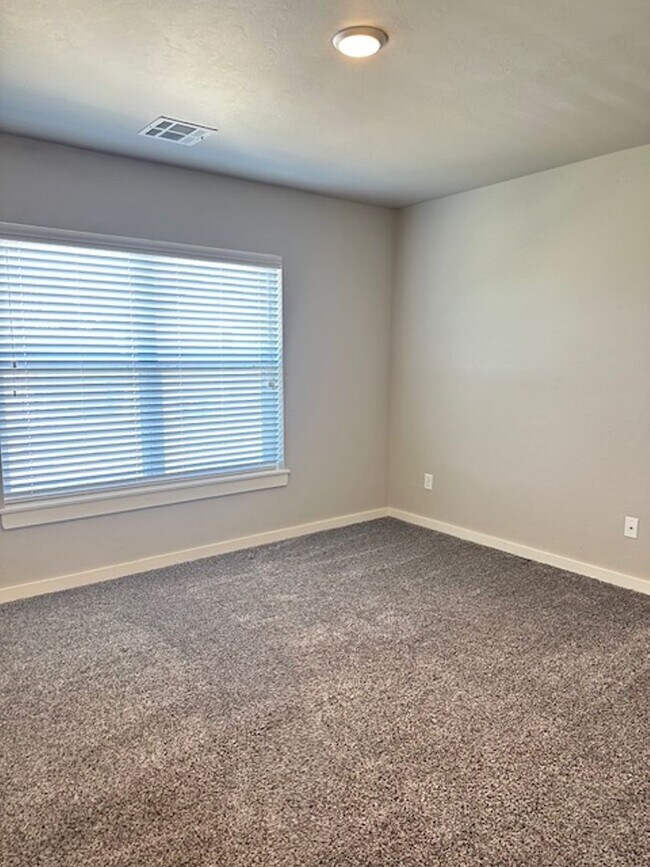 Building Photo - Beautiful 2 Story Duplex - Edmond Schools - Open Concept