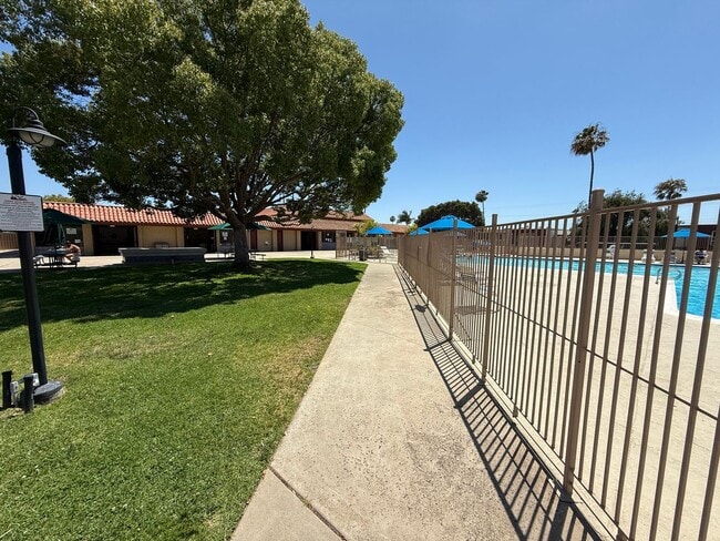 Building Photo - Townhome 3 bedroom 2 bath
