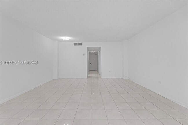 Building Photo - 905 Brickell Bay Dr