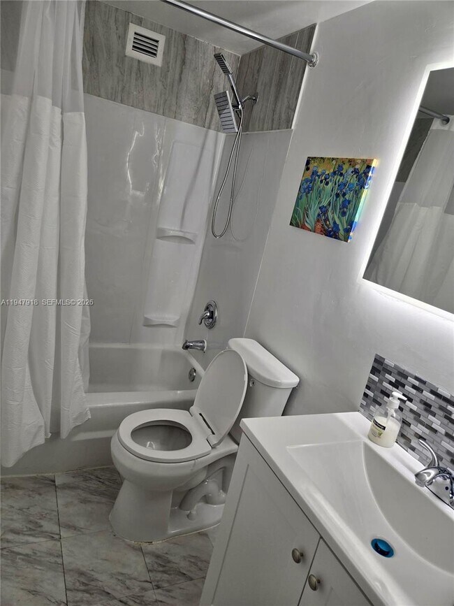 Building Photo - 801 Brickell Bay Dr