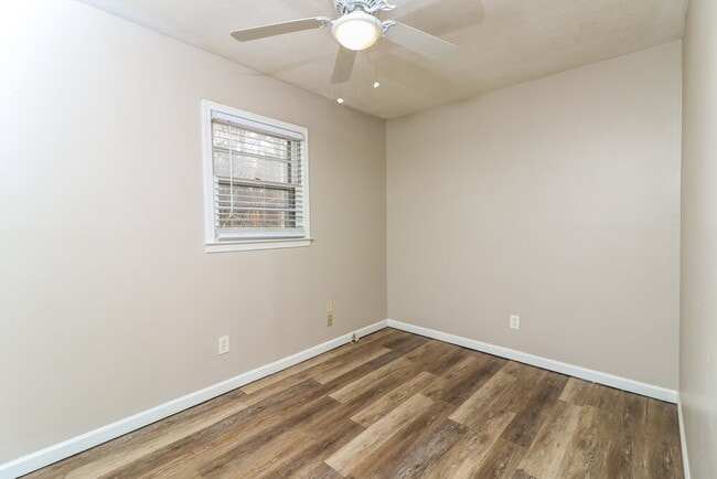 Building Photo - 3564 Briar Dr