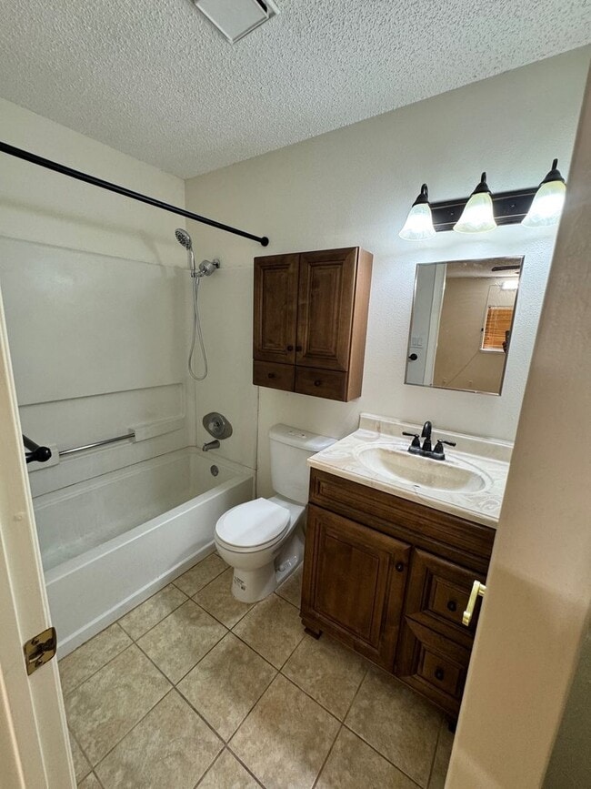 Building Photo - Ready For Move In - Nice 3/2 in West SA In...