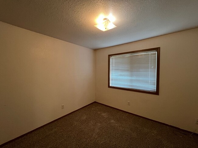 Building Photo - 123 Green Ln