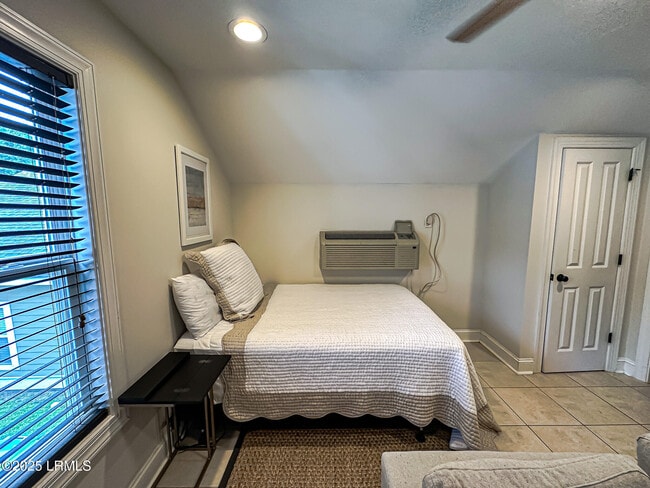 Building Photo - 6 Carolina Village Cir