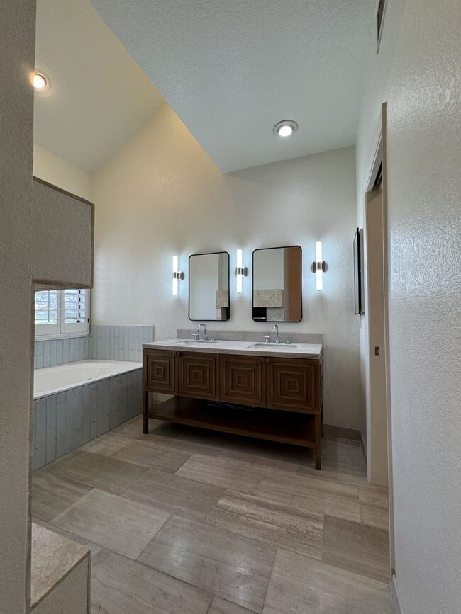 Building Photo - 7272 E Gainey Ranch Rd