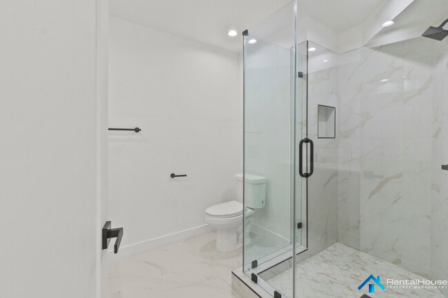 Building Photo - 3005 La Paz Dr