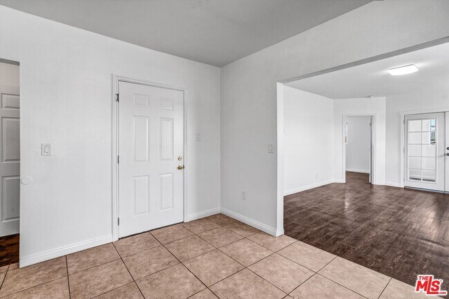 Building Photo - 5319 1/2 Normandie Ave