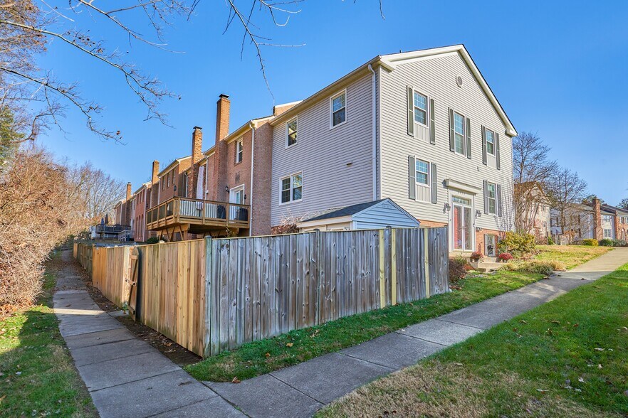 Building Photo - 8038 Sleepy View Ln