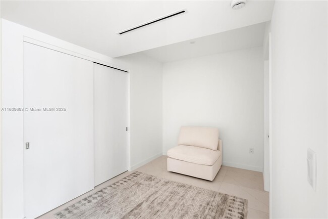 Building Photo - 9901 W Bay Harbor Dr