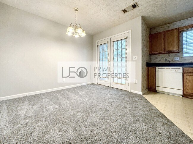 Building Photo - 5916 Dogwood Manor