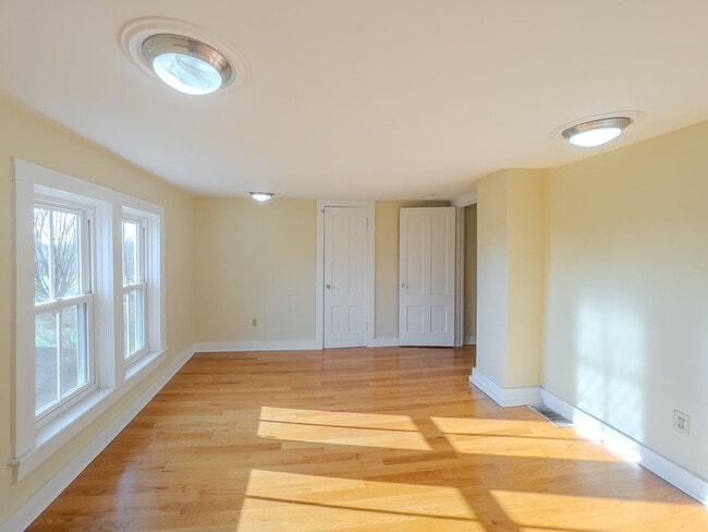 Building Photo - Spacious Renovated Colonial on The Lebanon Green