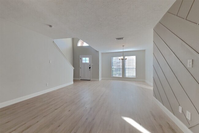 Building Photo - 18714 Timber Way Dr