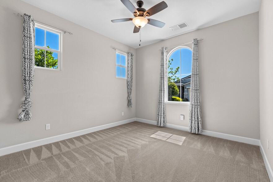 Building Photo - 377 Silver Ridge Dr