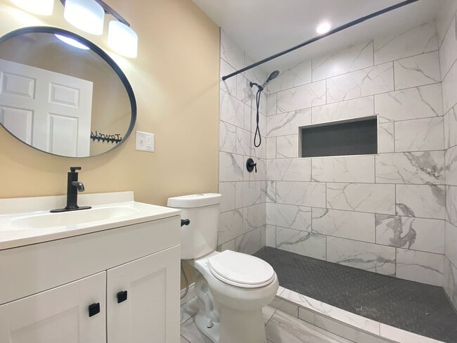 Building Photo - Newly Renovated 3 Bedroom Home With Centra...