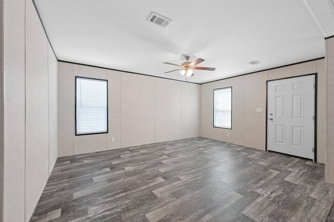 Building Photo - 305 W Buell Dr