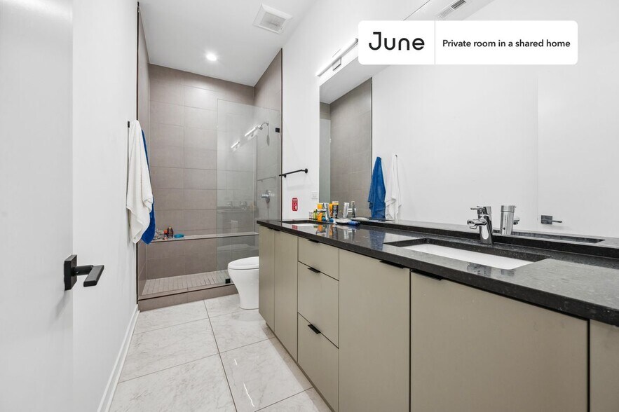 Building Photo - Private bedroom in 4 bed/3 bath Home