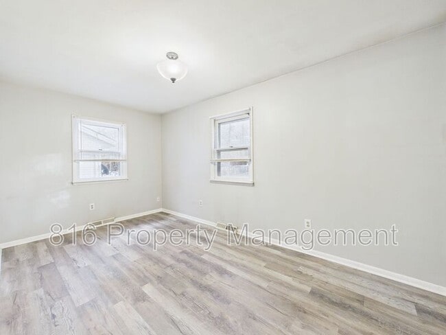 Building Photo - 405 E Culton St