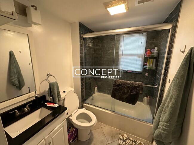 Building Photo - 108 Maverick St