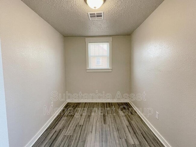 Building Photo - 727 Culbertson Dr