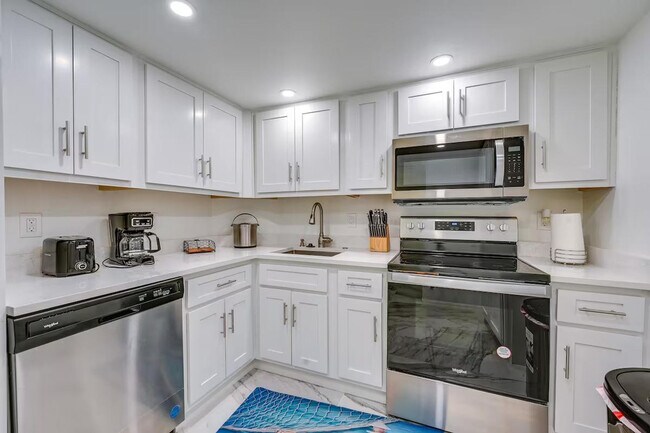 Building Photo - 320 Seaview Ct