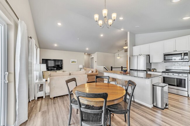 Building Photo - 13170 Valley Peak Dr