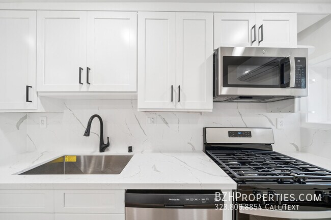 Building Photo - 1027 1/2 N Gardner St-